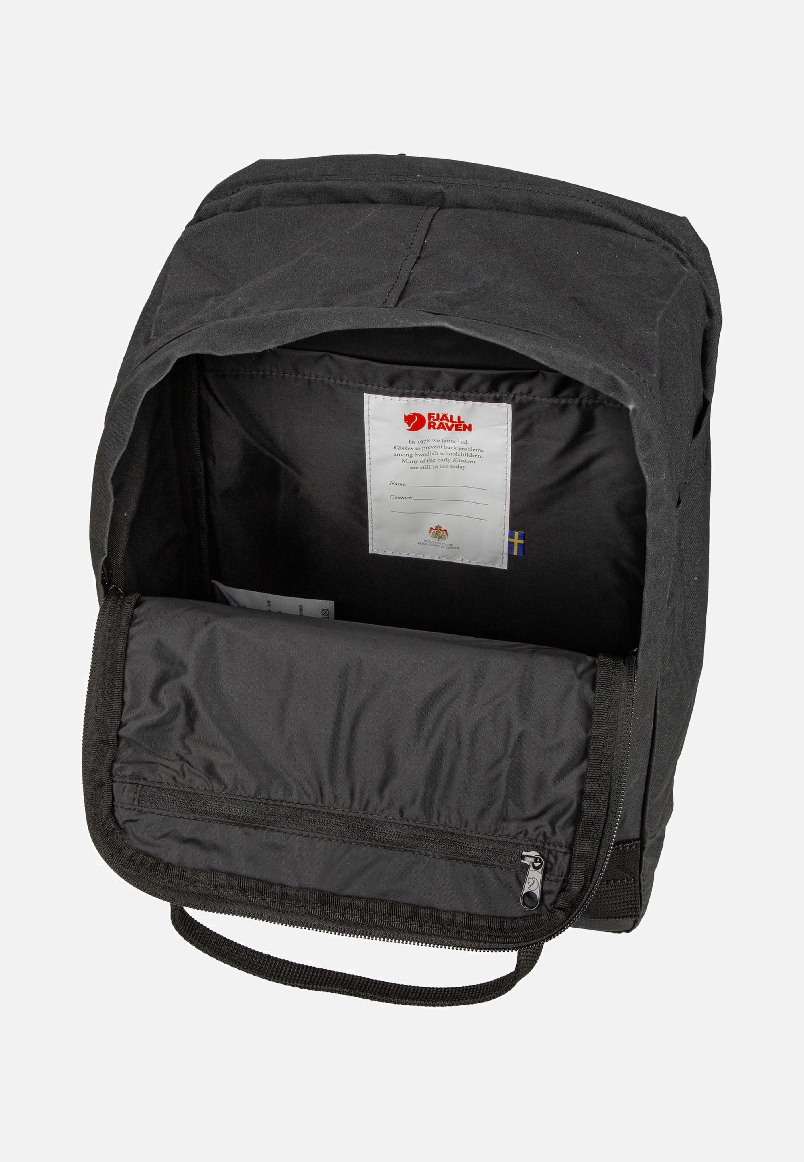 fjllrven kanken rucksack schwarz Unisex Knken, black, 43 x 30 x 18 cm, 20 liter, F27173-550 Fashion Fjallraven logo patch on front Fjallraven Re-Kanken Backpack Black
