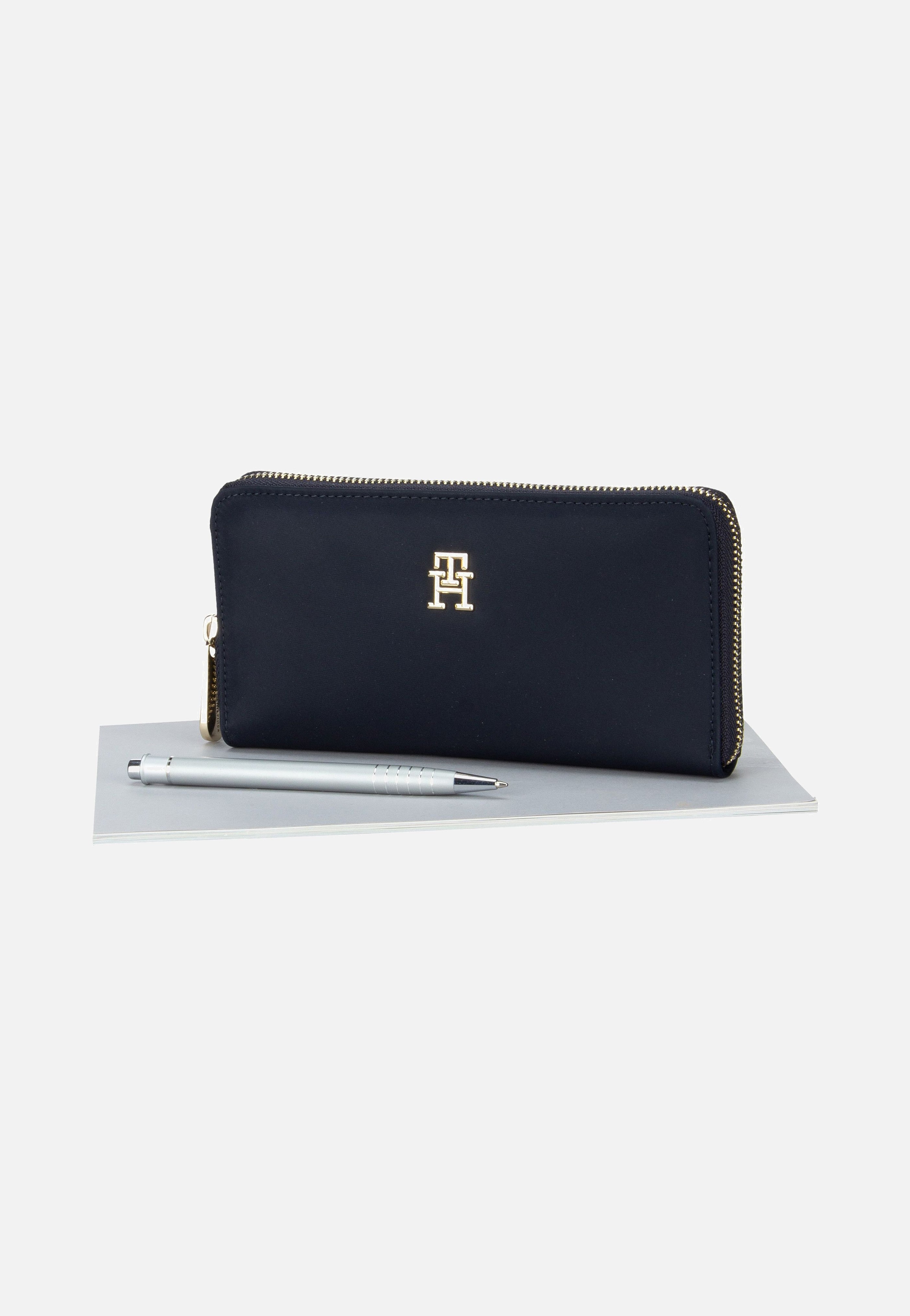 Tommy Hilfiger - TH Emblem Large ZA Space Blue - Wallet | Women-Image