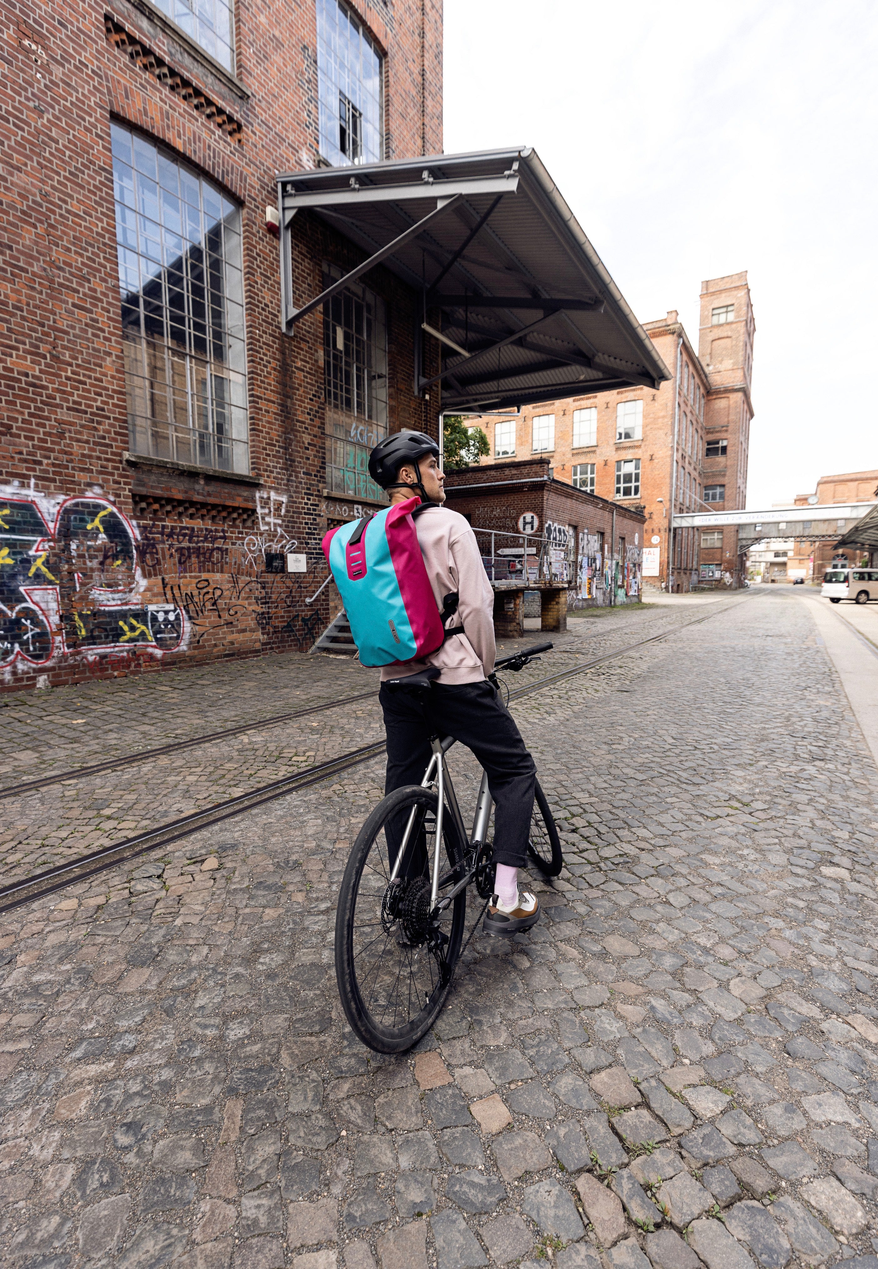 ORTLIEB Velocity Lite Cyber 23L Cyber Blue/Pink Travel Rucksack