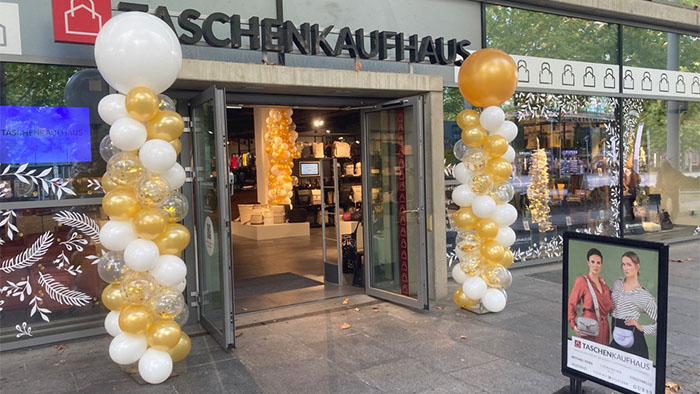 mit Ballons geschmückter Eingang zum Taschenkaufhaus Dresden