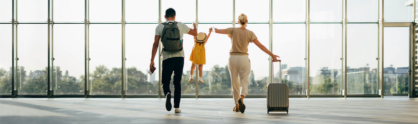 Familie am Flughafen mit Trolley