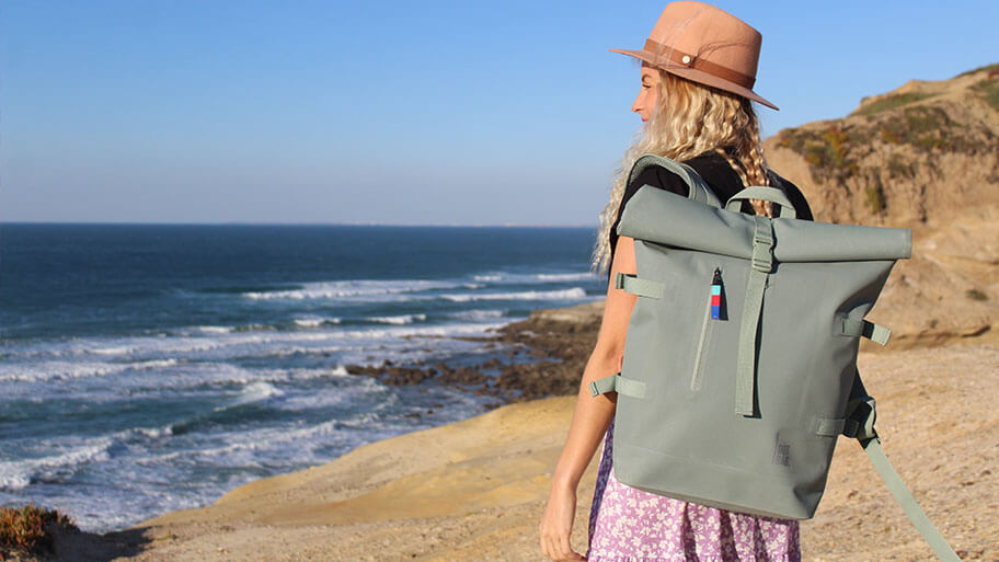 Frau am Strand mit nachhaltigem Rucksack von GOT BAG 