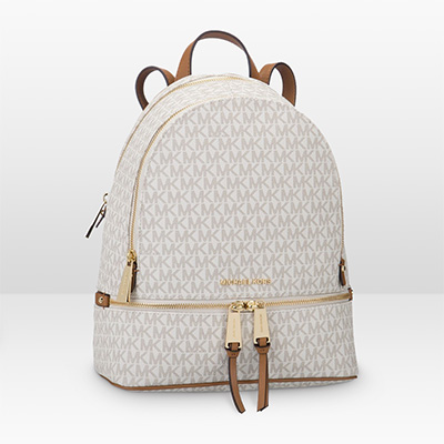 Michael Kors Rhea Zip Medium Backpack MK Signature in Vanilla vor weißem Hintergrund